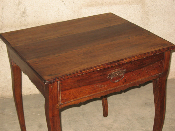 Petite table à écrire bureau époque Louis XV 18ème en noyer avec un grand tiroir