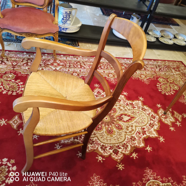 strohgepolsterter Sessel im Stil von Louis XV aus lackiertem blondem Kirschbaumholz Anfang des 20.