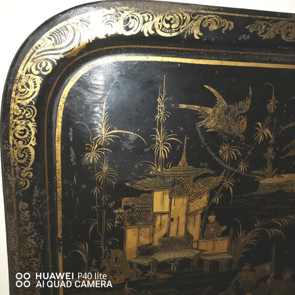 Large rectangular tray in black and gold lacquered sheet metal with 19th century Chinese décor