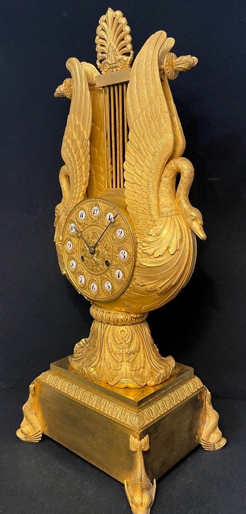 Large Charles X lyre clock `` Aux Cygnes '' in gilded bronze H57