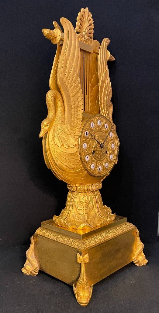 Large Charles X lyre clock `` Aux Cygnes '' in gilded bronze H57