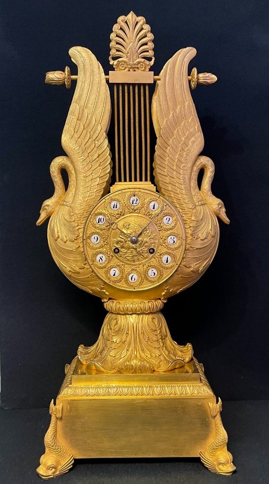 Large Charles X lyre clock `` Aux Cygnes '' in gilded bronze H57