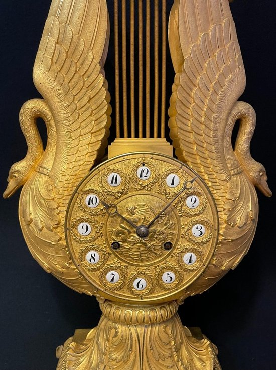 Large Charles X lyre clock `` Aux Cygnes '' in gilded bronze H57
