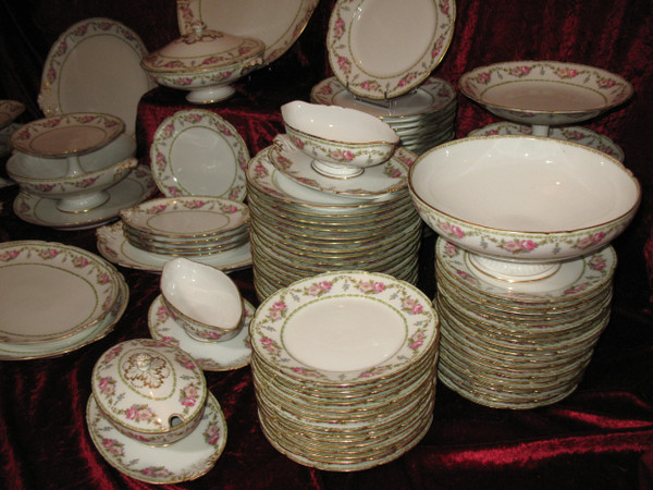 Limoges porcelain dinner service, 122 pieces, early 20th century, Louis XVI style