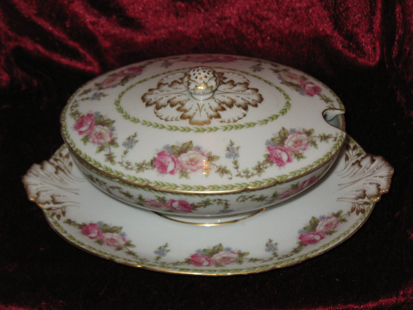 Limoges porcelain dinner service, 122 pieces, early 20th century, Louis XVI style