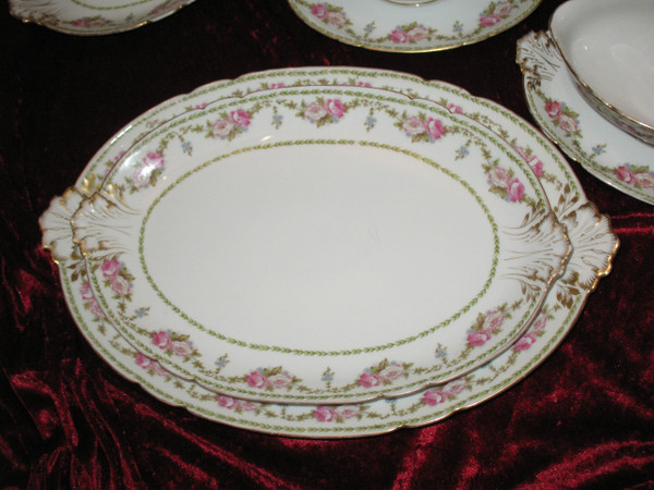 Limoges porcelain dinner service, 122 pieces, early 20th century, Louis XVI style