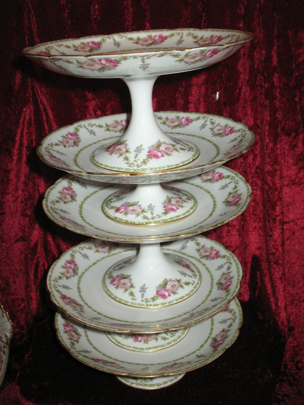 Limoges porcelain dinner service, 122 pieces, early 20th century, Louis XVI style