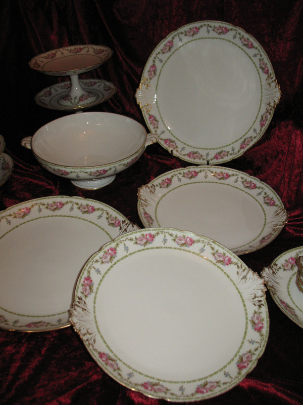 Limoges porcelain dinner service, 122 pieces, early 20th century, Louis XVI style