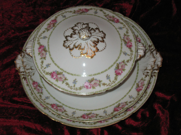 Limoges porcelain dinner service, 122 pieces, early 20th century, Louis XVI style