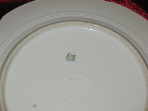 Limoges porcelain dinner service, 122 pieces, early 20th century, Louis XVI style
