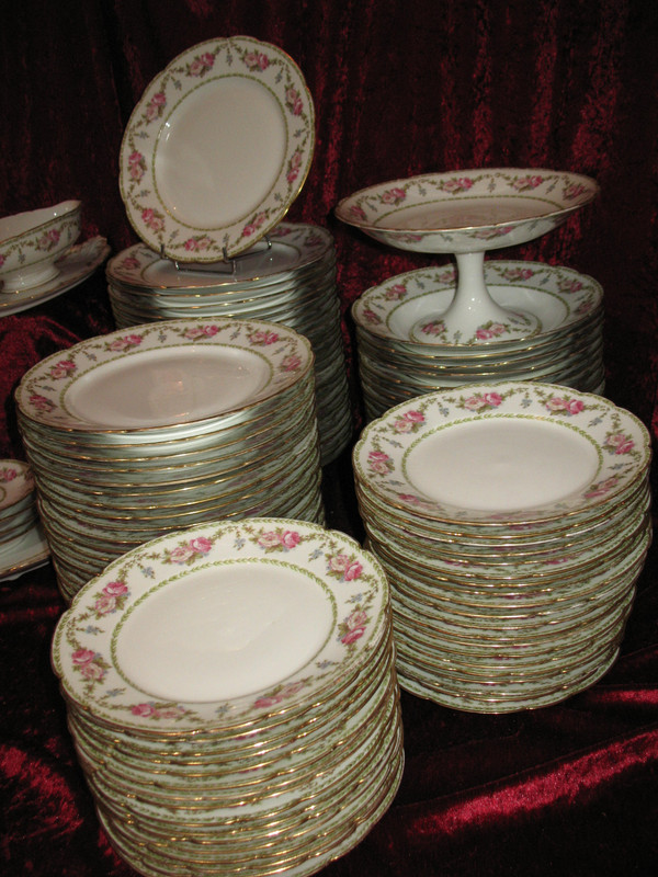 Limoges porcelain dinner service, 122 pieces, early 20th century, Louis XVI style