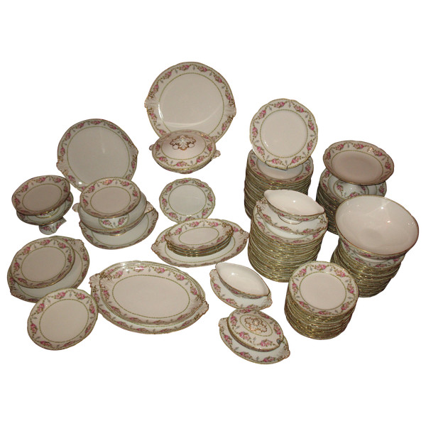 Limoges porcelain dinner service, 122 pieces, early 20th century, Louis XVI style