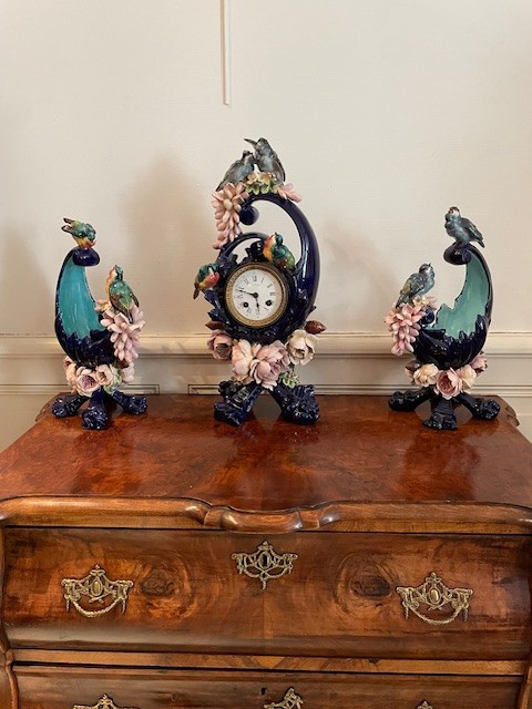 Trittico composto da un orologio e due vasi