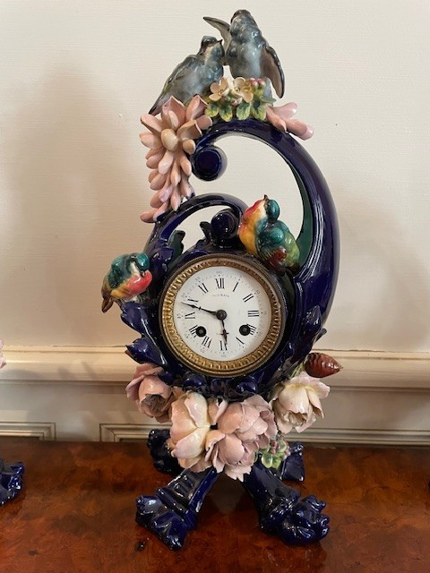 Trittico composto da un orologio e due vasi