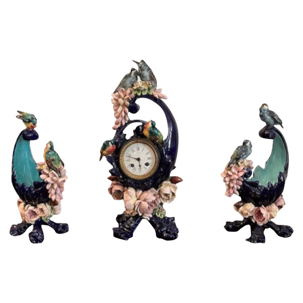 Trittico composto da un orologio e due vasi