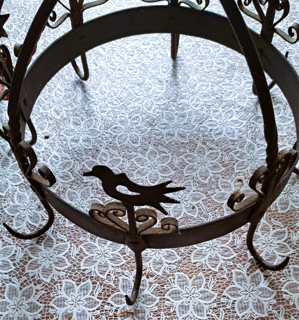 Ghirlanda da ufficio decorata con uccelli e fiori in ferro battuto proveniente da un'antica cucina francese