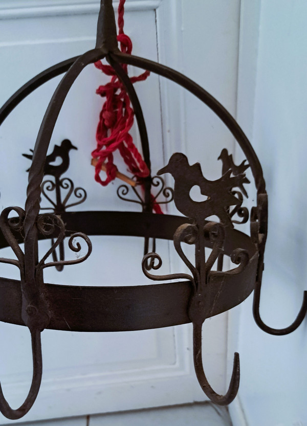 Ghirlanda da ufficio decorata con uccelli e fiori in ferro battuto proveniente da un'antica cucina francese