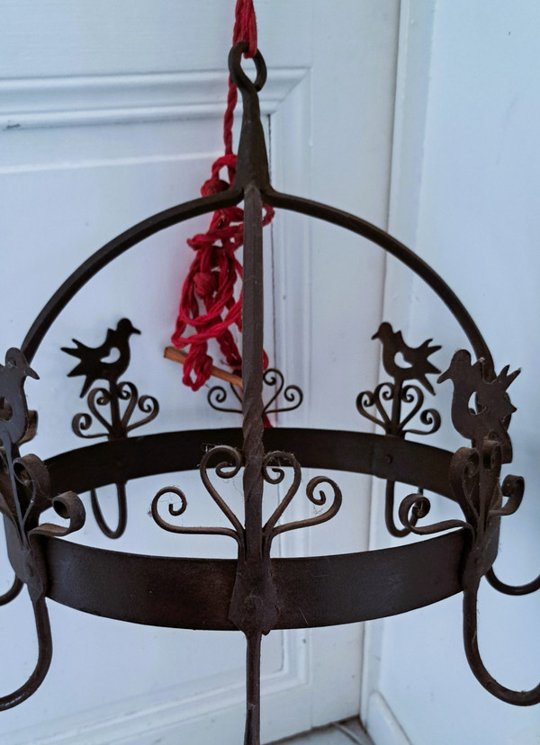 Ghirlanda da ufficio decorata con uccelli e fiori in ferro battuto proveniente da un'antica cucina francese