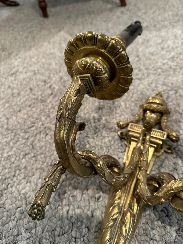 Paar Wandleuchter im Louis XVI-Stil aus vergoldeter Bronze