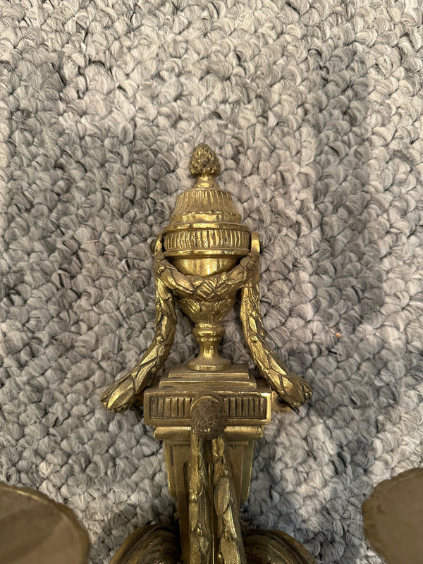 Paar Wandleuchter im Louis XVI-Stil aus vergoldeter Bronze