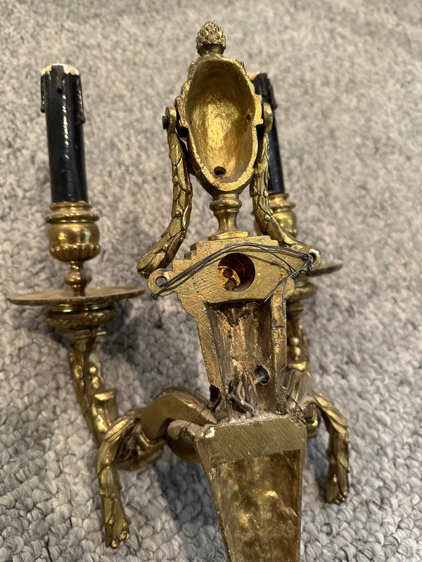 Paar Wandleuchter im Louis XVI-Stil aus vergoldeter Bronze