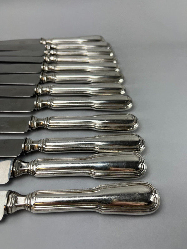 12 Couteaux de table en métal argenté modèle au filet