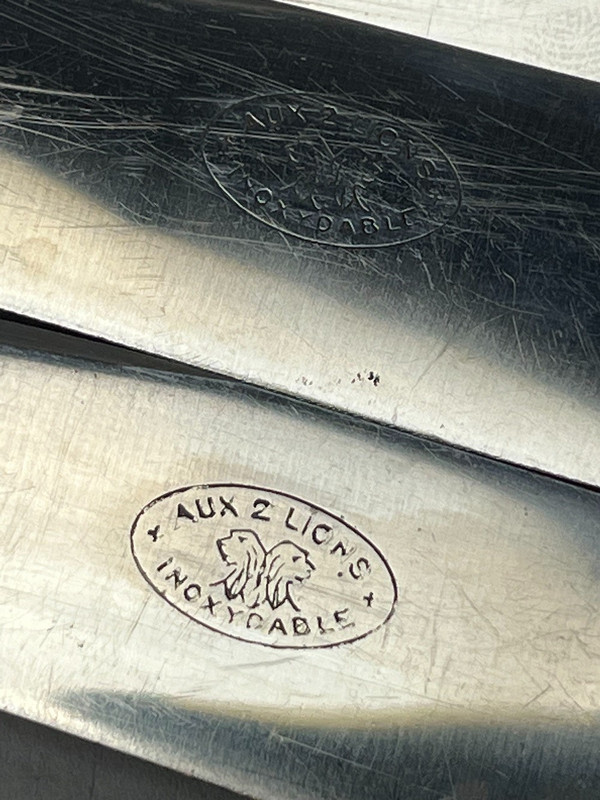12 Couteaux de table en métal argenté modèle au filet