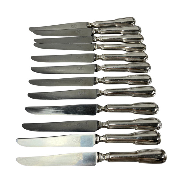 12 Couteaux de table en métal argenté modèle au filet