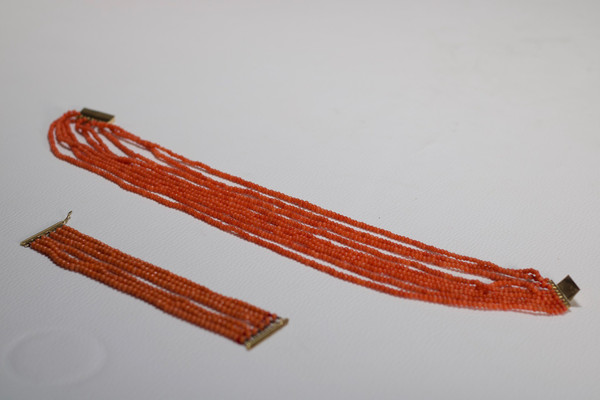 Collana Girocollo E Suo Bracciale In Corallo E Oro Giallo