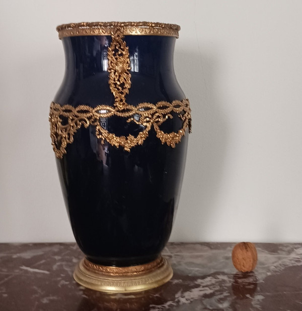 Choisy le Roi - grand vase en faïence montée - fond bleu roi et laiton doré - art déco, vers 1930