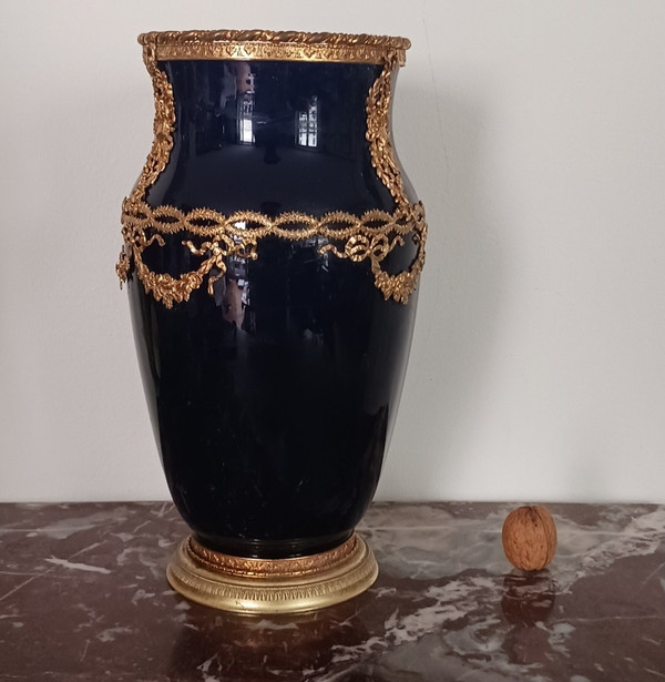 Choisy le Roi - grand vase en faïence montée - fond bleu roi et laiton doré - art déco, vers 1930