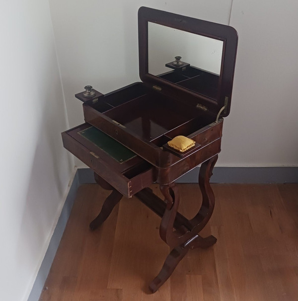 France, Louis-Philippe period - small mahogany worker or hairdresser - good condition