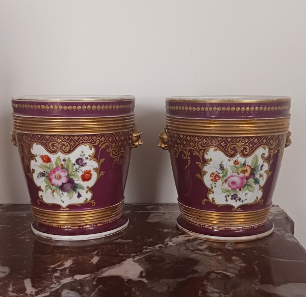Vecchia Parigi, periodo Luigi Filippo, Napoleone III - grande coppia di vasi da fiori - sfondo viola e ricco