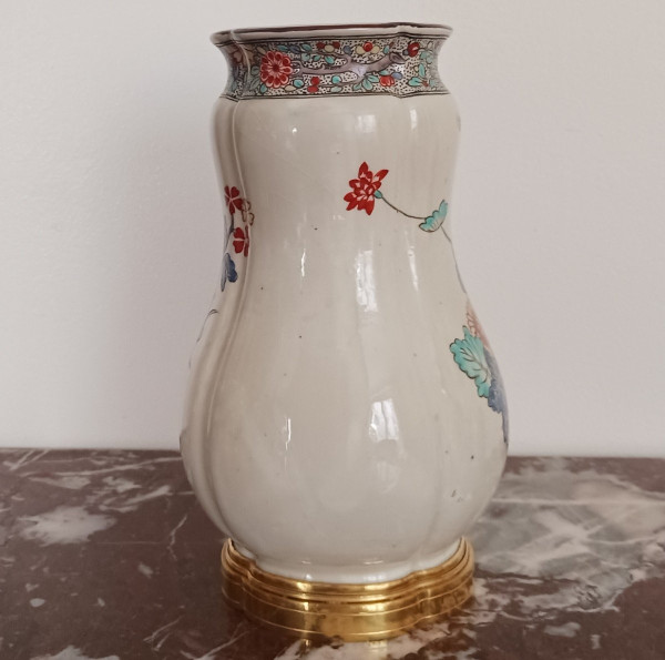 Manufacture Samson - vase monté imitant Chantilly - décor kakiemon Louis XV - faïence