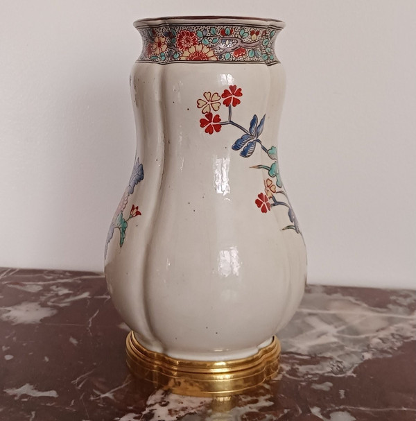 Manufacture Samson - vase monté imitant Chantilly - décor kakiemon Louis XV - faïence