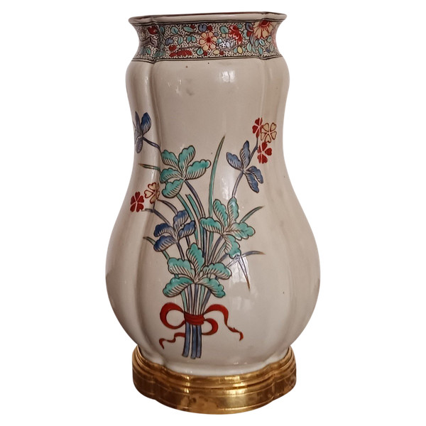Manufacture Samson - vase monté imitant Chantilly - décor kakiemon Louis XV - faïence
