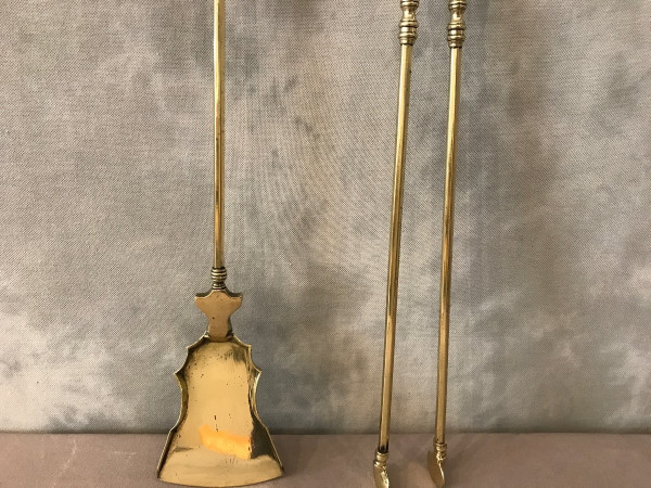 Ensemble d'une pelle et d'une pince de cheminée en laiton d'époque 19 ème 