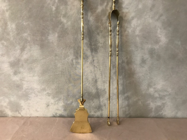 Ensemble d'une pelle et d'une pince de cheminée en laiton d'époque 19 ème 