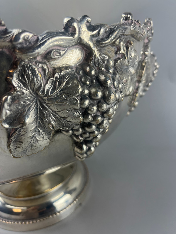 Champagne basin decorated with bunches of grapes in silver metal 