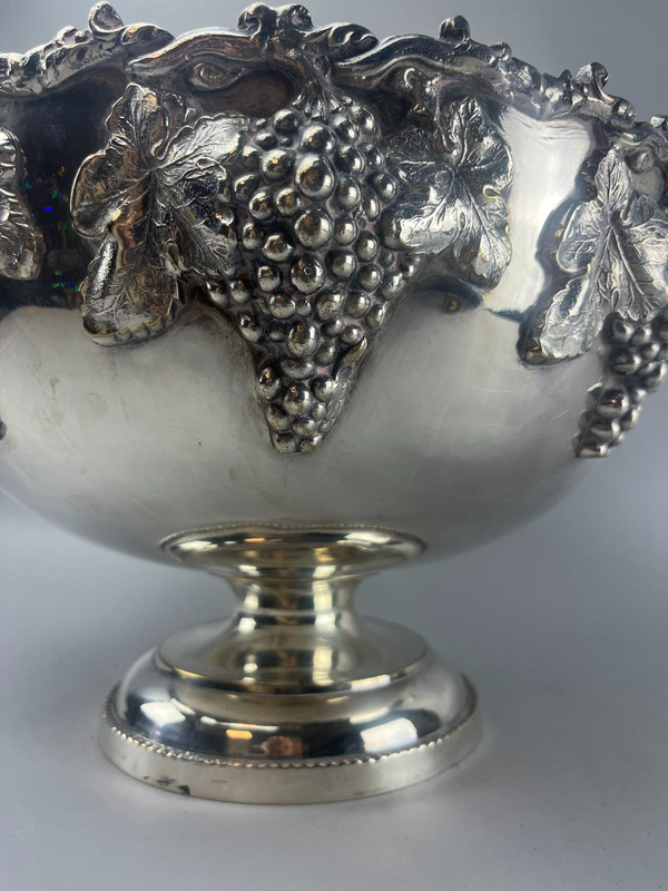 Champagne basin decorated with bunches of grapes in silver metal 