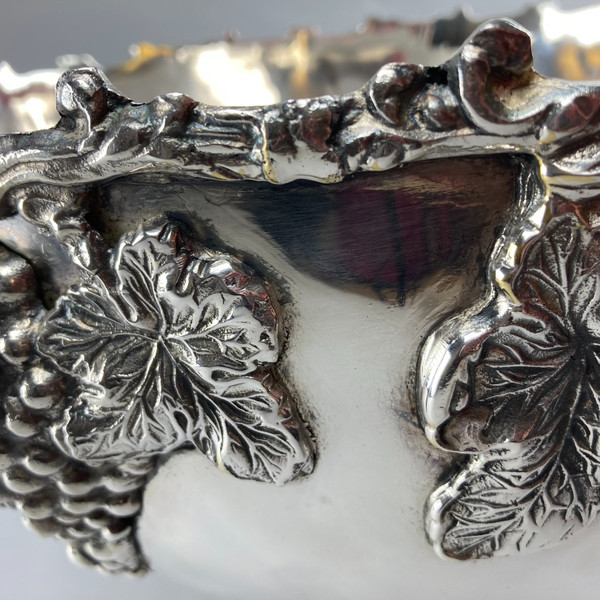 Champagne basin decorated with bunches of grapes in silver metal 
