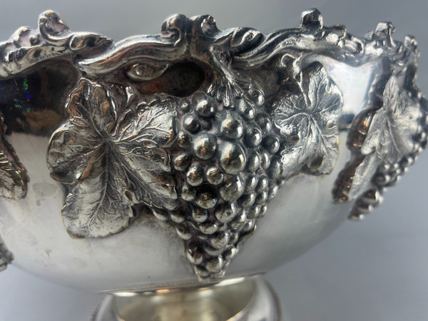 Champagne basin decorated with bunches of grapes in silver metal 