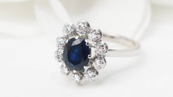 Anello Margherita in oro bianco, zaffiro e diamanti 