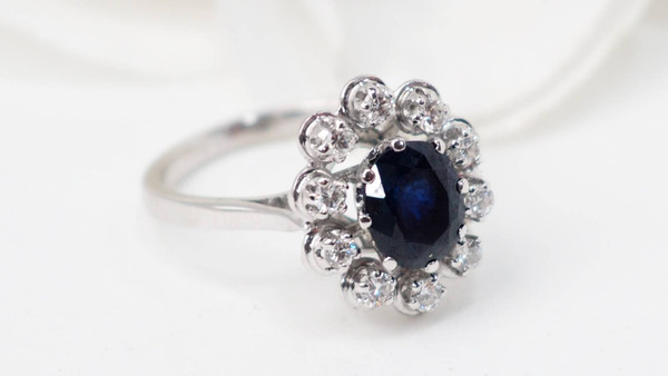 Anello Margherita in oro bianco, zaffiro e diamanti 