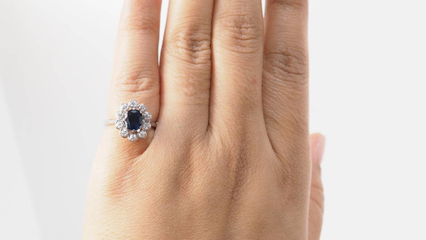 Anello Margherita in oro bianco, zaffiro e diamanti 