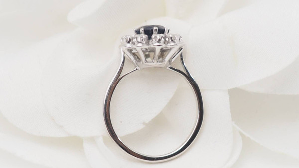 Anello Margherita in oro bianco, zaffiro e diamanti 