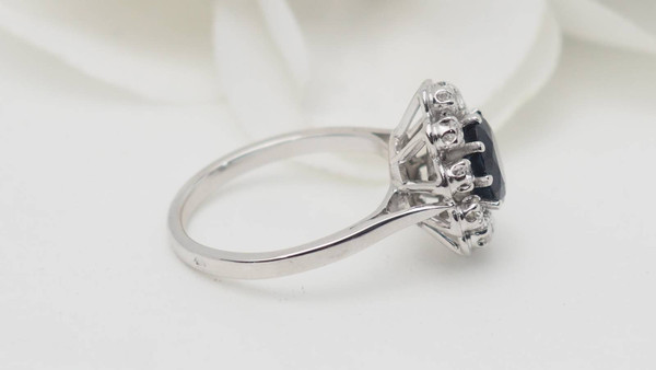 Anello Margherita in oro bianco, zaffiro e diamanti 