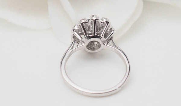 Anello Margherita in oro bianco, zaffiro e diamanti 