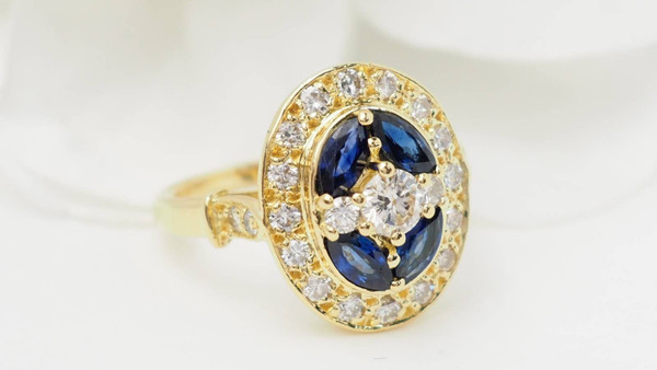 Vintage ring in yellow gold, sapphires and diamonds