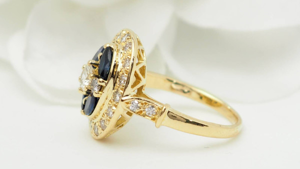Vintage ring in yellow gold, sapphires and diamonds